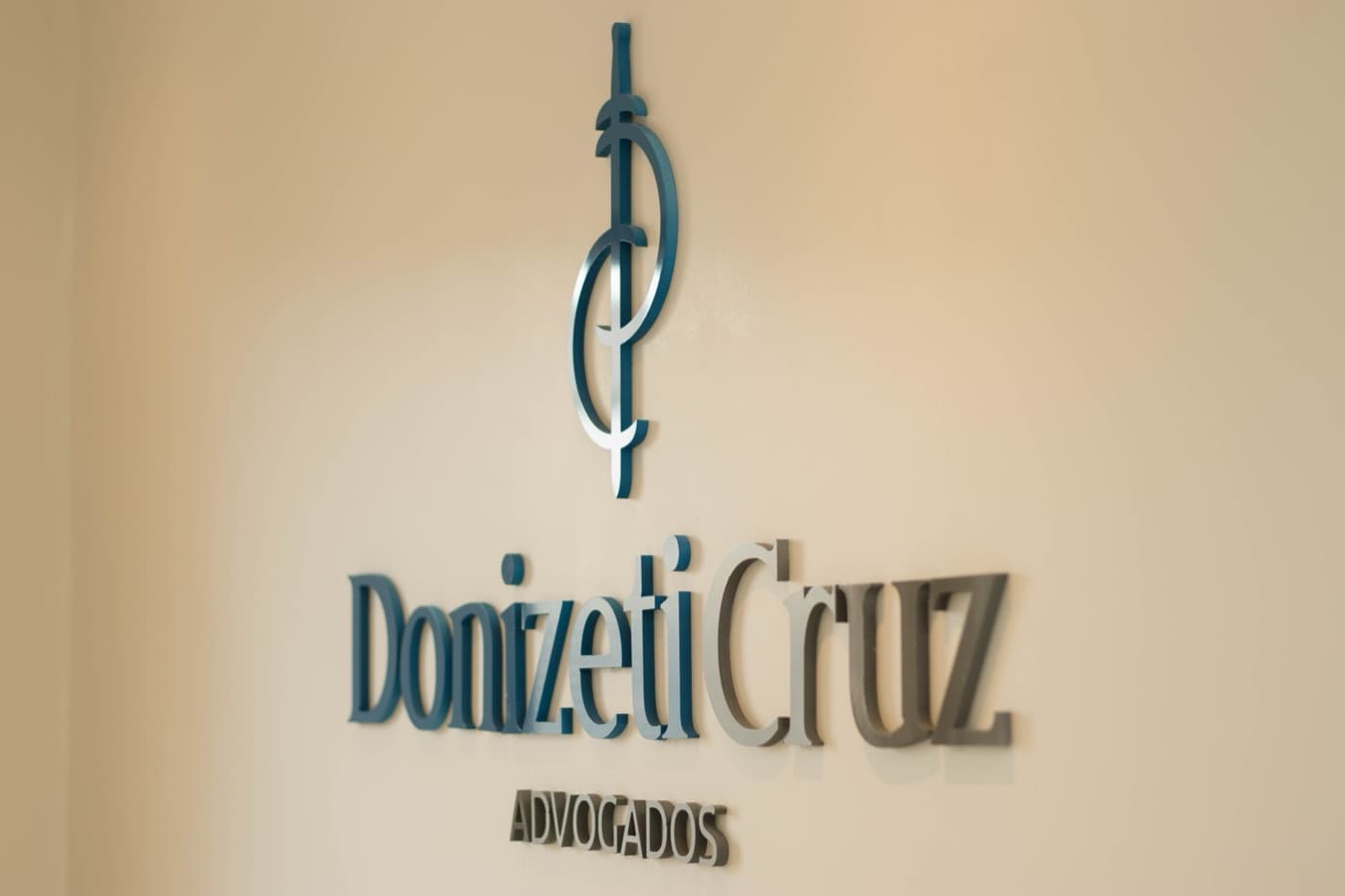 O letreiro do Donizeti Cruz Advogados na parede do escritório